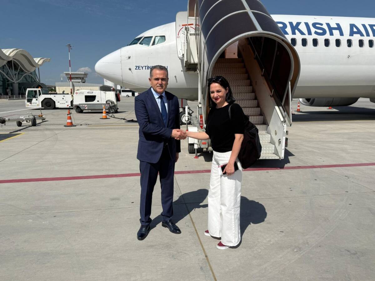 Abdullah Akdaş, Fitore Pacolli’ni Hatay Havalimanı’nda karşıladı. Hatay Vali Yardımcısı