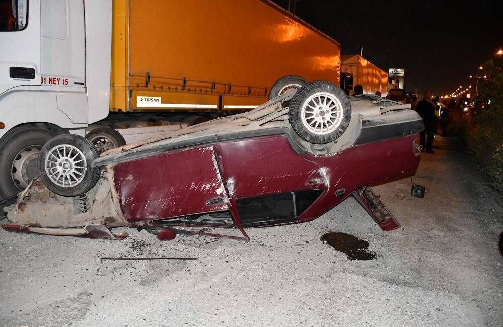 Hatay’ın Payas ilçesinde seyir halindeyken lastiği patlayan otomobil kontrolden çıkarak