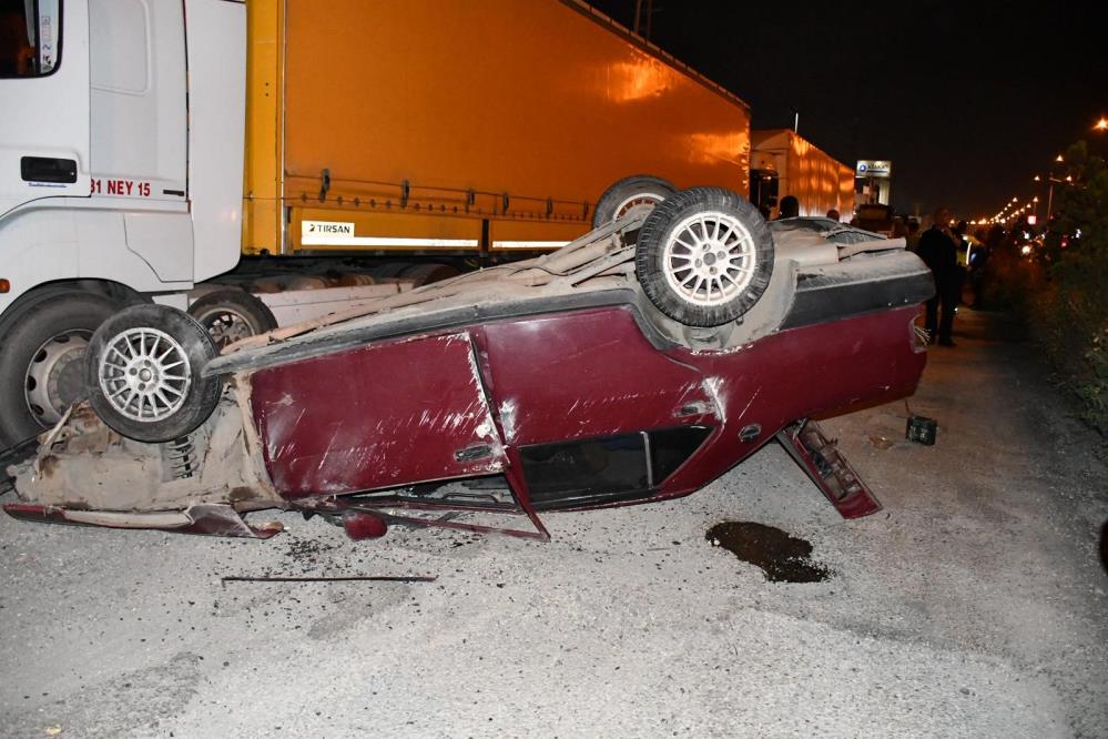 Hatay’ın Payas ilçesinde seyir halindeyken lastiği patlayan otomobil kontrolden çıkarak