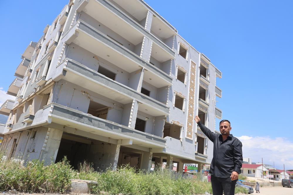 Kırıkhan’da 5. kattaki köpek, hayvansever tarafından kurtarıldı