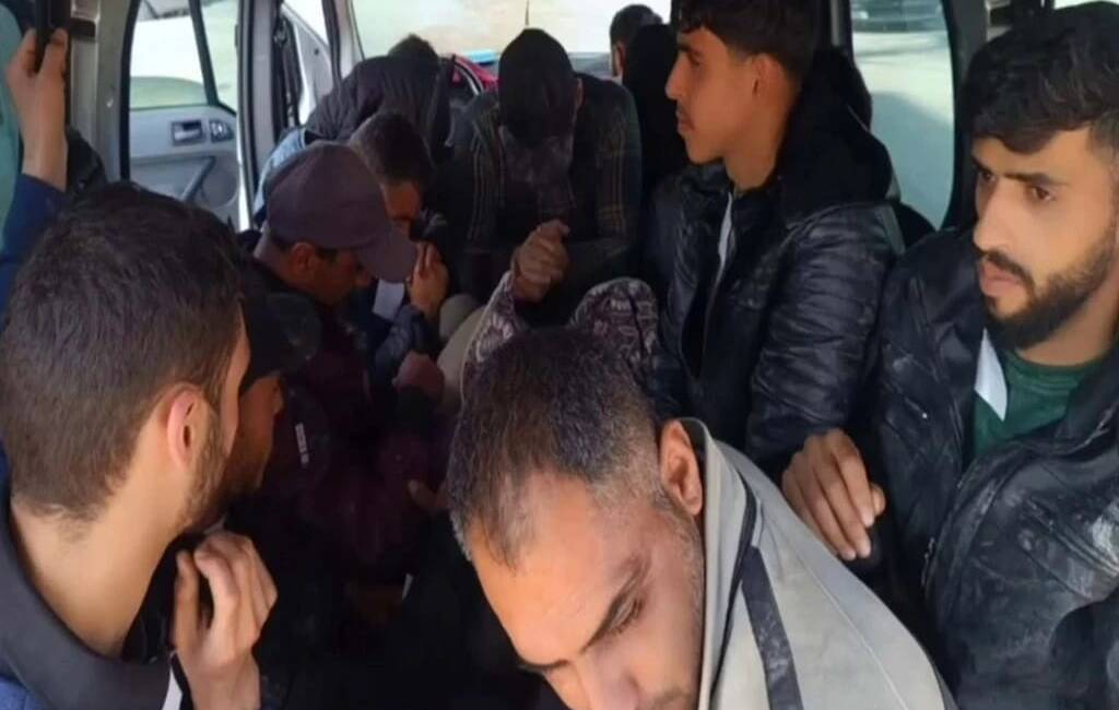 Hatay’da polis ekiplerinin dikkati, kaçak göçmen taşıyan bir organizasyonu çökertti.