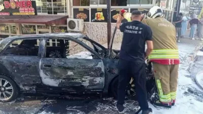 Reyhanlı ilçesinde park halinde bulunan bir otomobil çıkan yangında küle