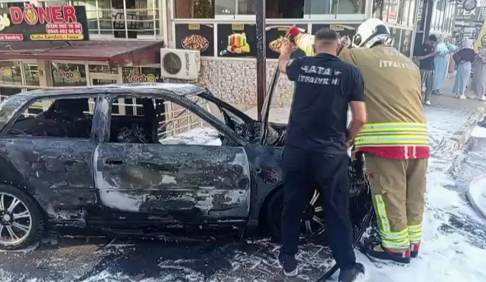 Reyhanlı ilçesinde park halinde bulunan bir otomobil çıkan yangında küle