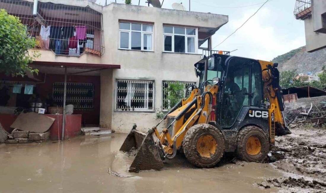 Hatay’da etkili olan yoğun yağışların ardından selin vurduğu Samandağ ilçesinde