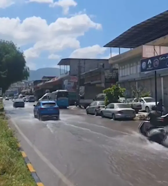 İskenderun Muradiye Mahallesi’nde altyapı yenileme çalışmaları sırasında ana su hattının