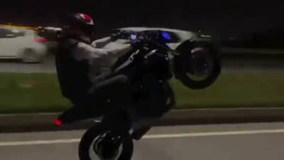 Hatay’da plakasını söktüğü motosikletle trafikte akrobatik hareketler yapan ve o