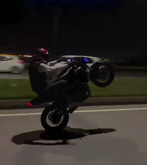 Hatay’da plakasını söktüğü motosikletle trafikte akrobatik hareketler yapan ve o