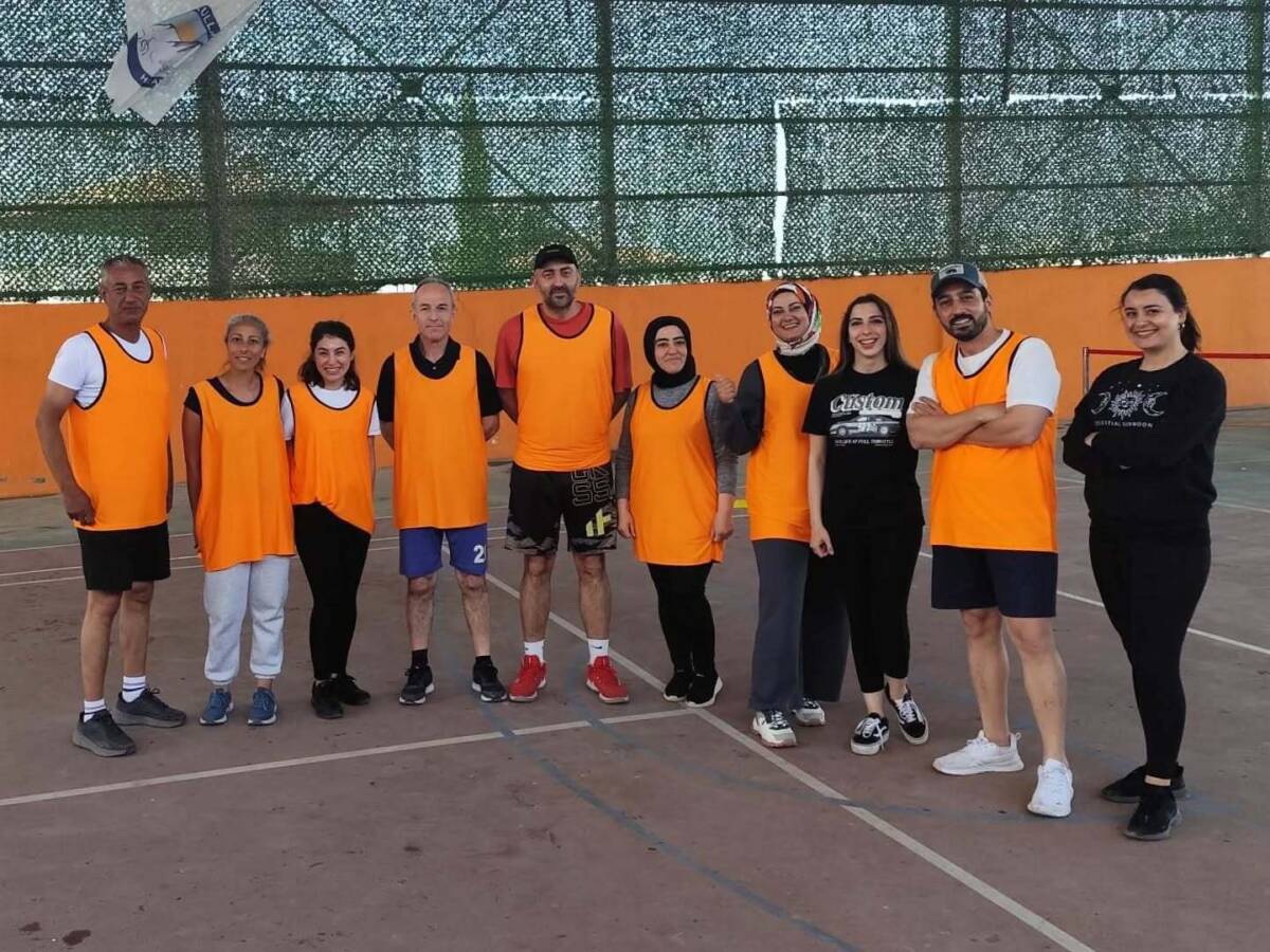 Öğretmenler arası yakan top turnuvası