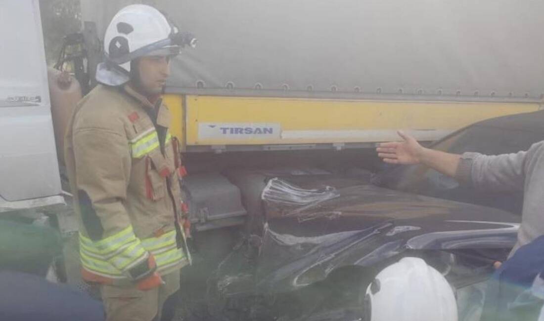 Hatay’ın Kırıkhan ilçesinde meydana gelen trafik kazasında, tırla çarpışan otomobil