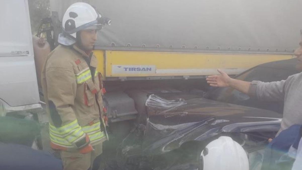 Hatay’ın Kırıkhan ilçesinde meydana gelen trafik kazasında, tırla çarpışan otomobil
