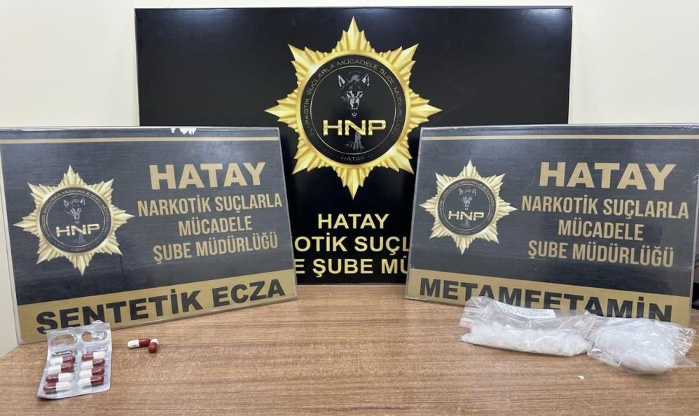 Hatay’ın Kırıkhan ilçesinde uyuşturucu madde etkisiyle sokak ortasında kendinden geçen