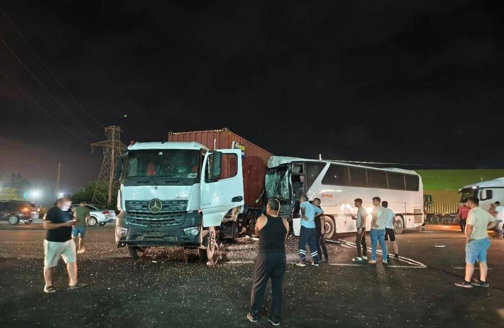 Hatay’ın Payas–İskenderun karayolunda tır ile fabrika işçilerini taşıyan servis otobüsünün