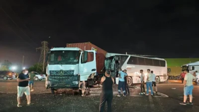 Hatay’ın Payas–İskenderun karayolunda tır ile fabrika işçilerini taşıyan servis otobüsünün