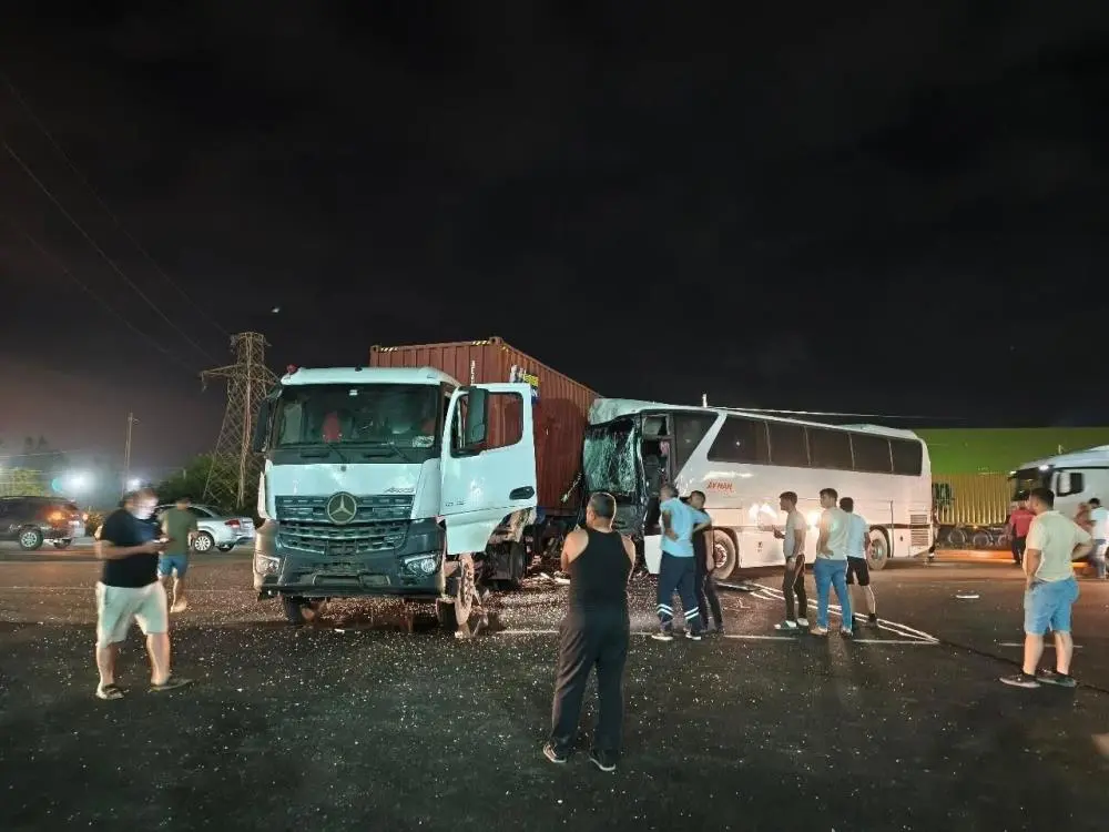 Hatay’ın Payas–İskenderun karayolunda tır ile fabrika işçilerini taşıyan servis otobüsünün