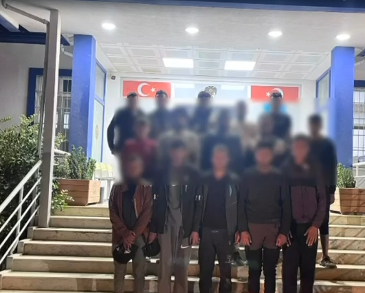 Hatay'da göçmen kaçakçılığına yönelik sürdürülen denetimlerde 24 düzensiz göçmen yakalanırken,