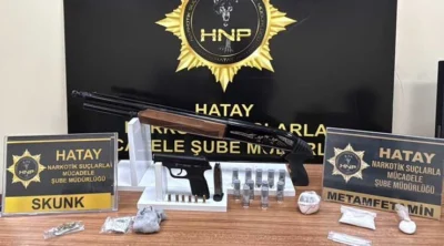 Hatay’ın Kırıkhan ilçesinde uyuşturucu satıcılarına yönelik düzenlenen operasyonlarda gözaltına alınan