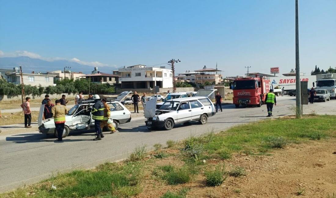 Hatay’da iki otomobilin kavşakta çarpışması sonucu meydana gelen trafik kazasında