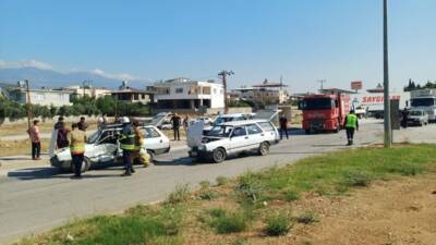 Hatay’da iki otomobilin kavşakta çarpışması sonucu meydana gelen trafik kazasında