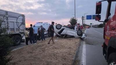 Hatay’ın Dörtyol ilçesinde sürücüsünün direksiyon hakimiyetini kaybettiği otomobil, orta refüje