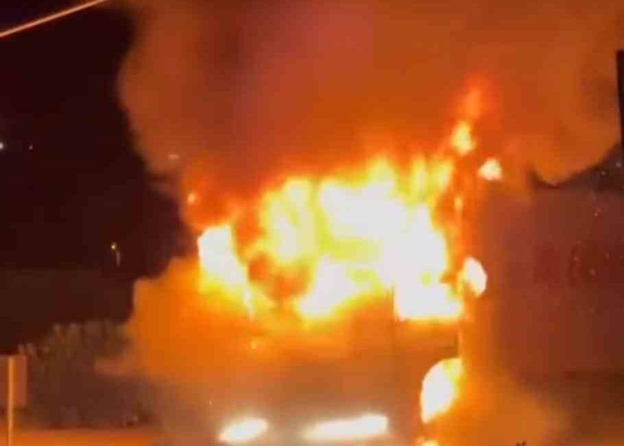 Hatay’ın Kırıkhan ilçesinde seyir halindeki bir tırda çıkan yangın paniğe