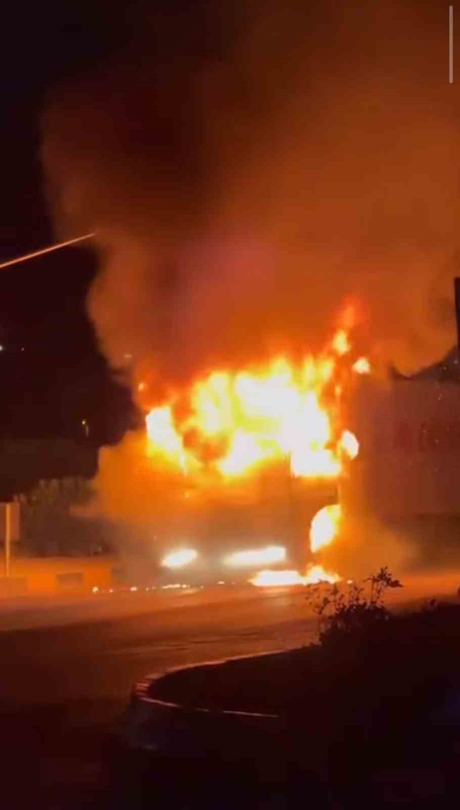 Hatay’ın Kırıkhan ilçesinde seyir halindeki bir tırda çıkan yangın paniğe