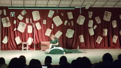 Hatay’ın Defne ilçesinde bulunan Güneş Koleji Konferans Salonu, Epik Sanat