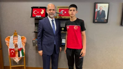 Derecesiyle Milli Takım’a seçilen Hataylı judocu İsa Tümenci ve antrenörü