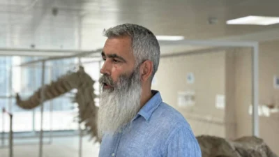 Hatay’ın Samandağ ilçesi açıklarında dalgıçlar tarafından görüntülenen balina büyük merak