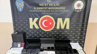 Hatay merkezli yürütülen soruşturmada, sahte belgelerle usulsüz emeklilik işlemleri yaptıkları