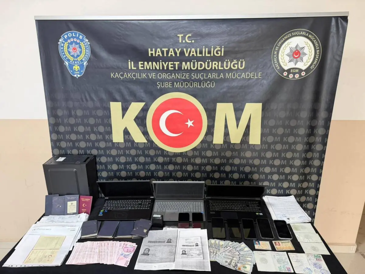 Hatay merkezli yürütülen soruşturmada, sahte belgelerle usulsüz emeklilik işlemleri yaptıkları