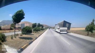 Hatay’da etkili olan kuvvetli fırtına, seyir halindeki bir tırın üzerinde