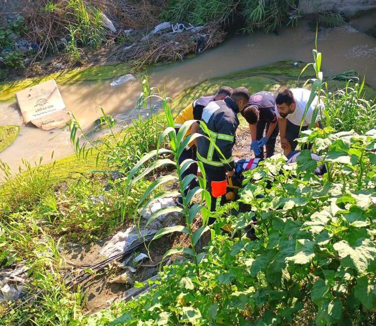 Hatay'ın Antakya ilçesinde meydana gelen trafik kazasında, kontrolden çıkan motosiklet