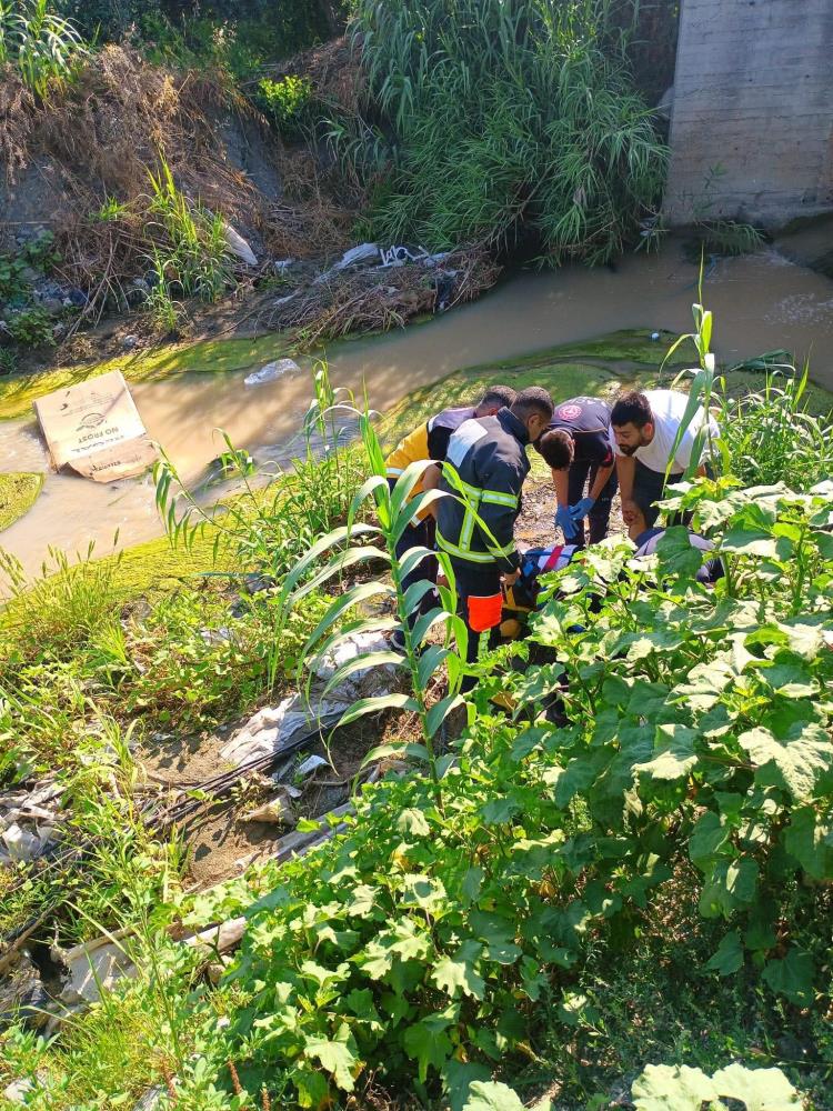 Hatay'ın Antakya ilçesinde meydana gelen trafik kazasında, kontrolden çıkan motosiklet
