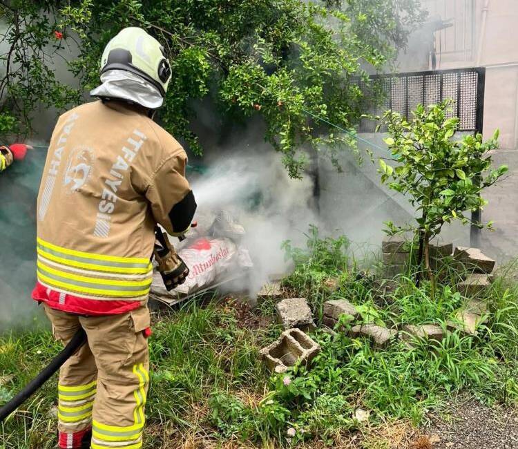 Hatay’ın Payas ilçesinde park halindeki motosiklet, henüz bilinmeyen bir nedenle