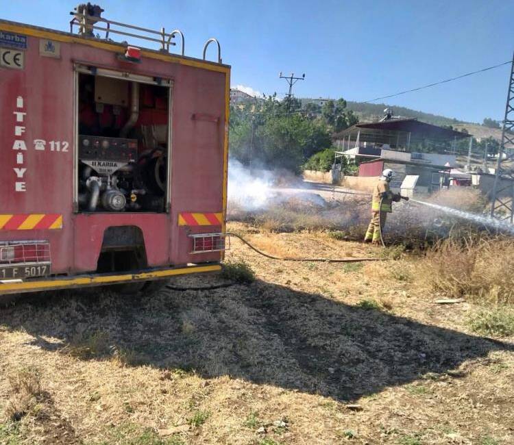 Hatay'ın Dörtyol ve Kırıkhan ilçelerinde çıkan iki ayrı yangın, itfaiye