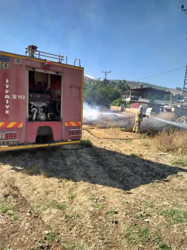 Hatay'ın Dörtyol ve Kırıkhan ilçelerinde çıkan iki ayrı yangın, itfaiye