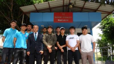İskenderun Sarıseki Mahallesi’nde muhtar Özcan Kaya ve gençlerin birlikte çektiği
