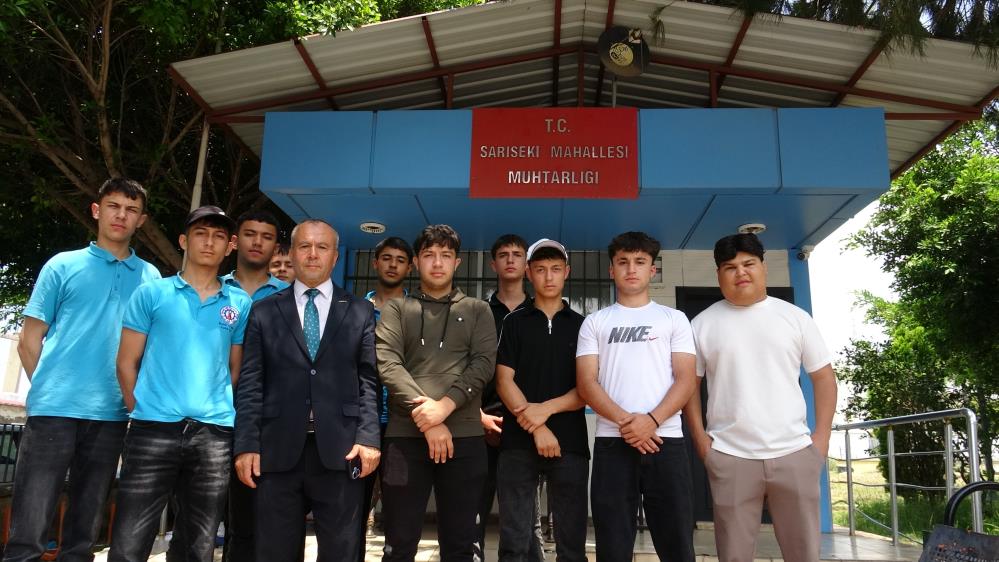 İskenderun Sarıseki Mahallesi’nde muhtar Özcan Kaya ve gençlerin birlikte çektiği