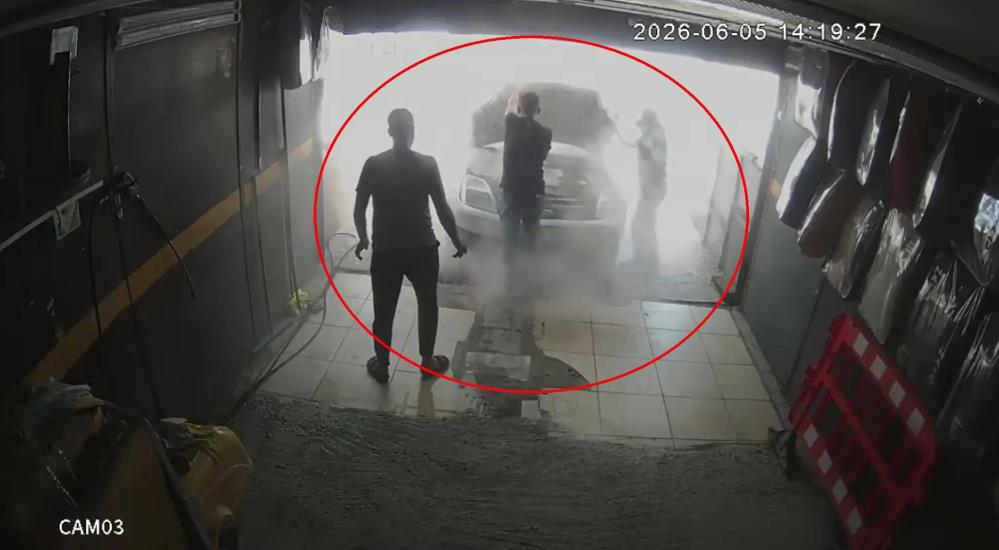Hatay’ın Antakya ilçesinde oto yıkamaya getirilen bir araçta çıkan yangın,