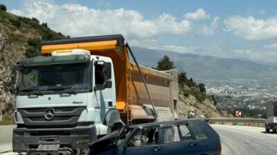 Hatay’ın Antakya–Altınözü yolu Narlıca Mahallesi mevkiinde hafriyat kamyonu ile otomobilin