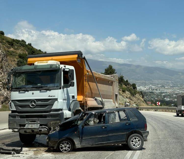 Hatay’ın Antakya–Altınözü yolu Narlıca Mahallesi mevkiinde hafriyat kamyonu ile otomobilin