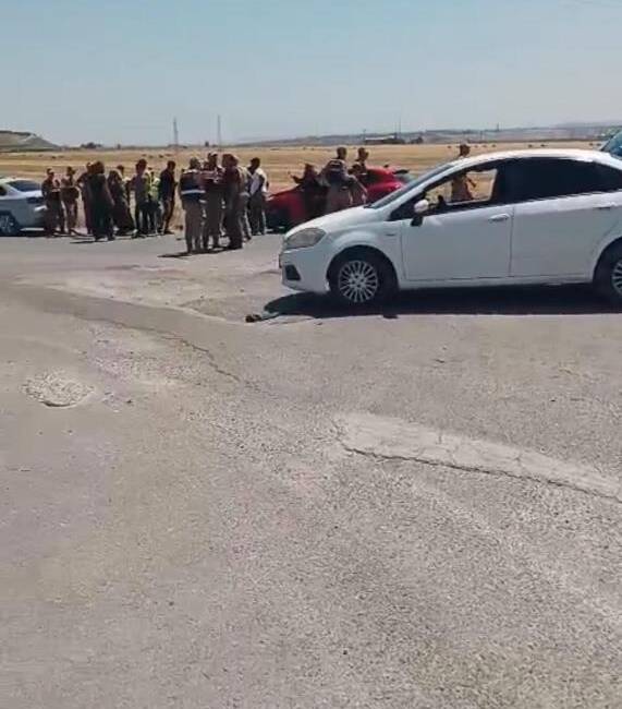 Hatay'ın Reyhanlı ilçesinde iki otomobilin çarpışması sonucu meydana gelen trafik