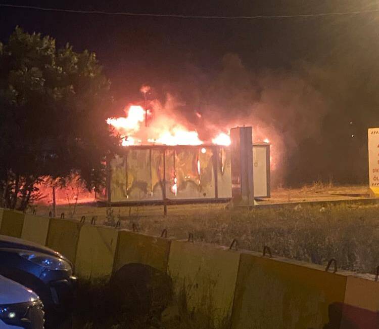 Hatay'ın Kırıkhan ilçesinde boş durumdaki bir konteynerde çıkan yangın, mahallede