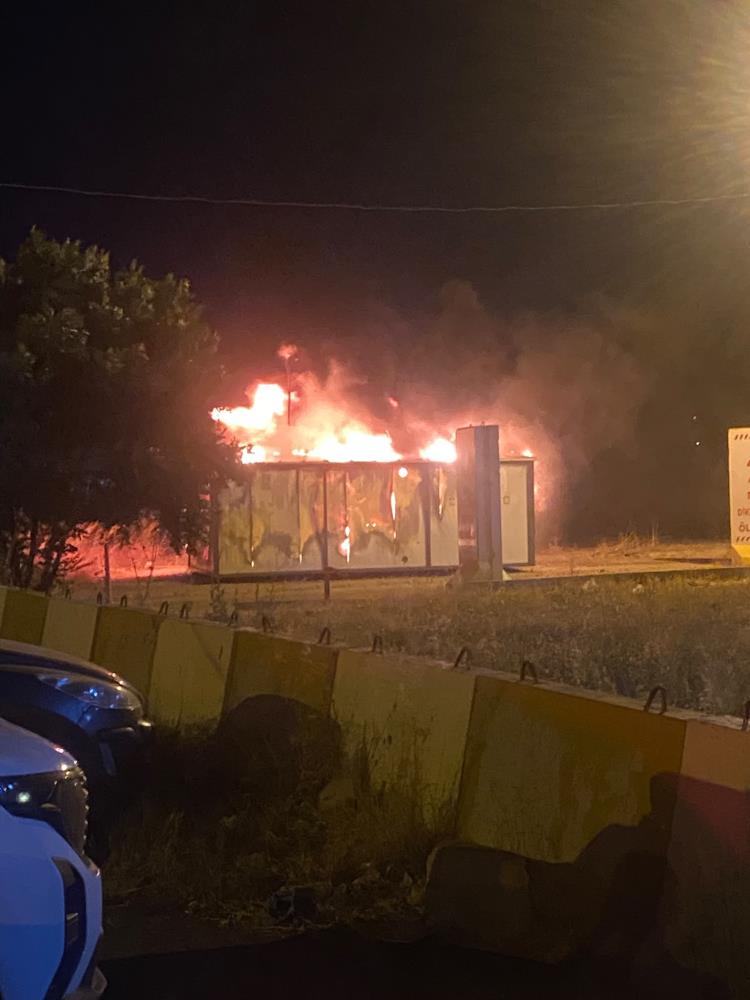 Hatay'ın Kırıkhan ilçesinde boş durumdaki bir konteynerde çıkan yangın, mahallede