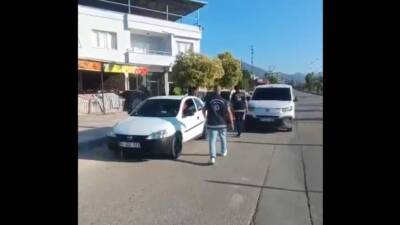 Hatay’da emniyet ekiplerinin Antakya–Hassa yolu üzerinde gerçekleştirdiği operasyonda 2 araçta