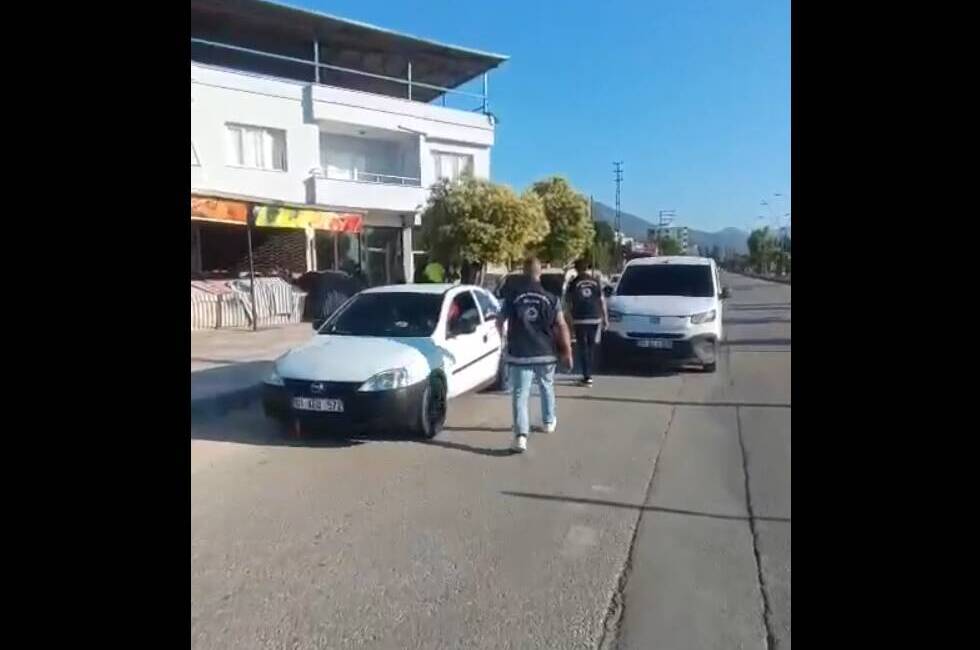 Hatay’da emniyet ekiplerinin Antakya–Hassa yolu üzerinde gerçekleştirdiği operasyonda 2 araçta