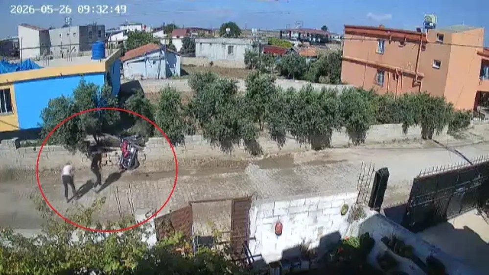 Hatay’ın Reyhanlı ilçesinde ön teker kaldırarak ilerleyen motosikletli iki genç,