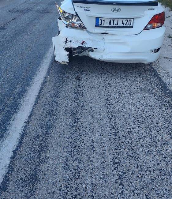 Hatay’ın Antakya ilçesinde meydana gelen trafik kazasında iki otomobilin çarpışması