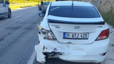 Hatay’ın Antakya ilçesinde meydana gelen trafik kazasında iki otomobilin çarpışması