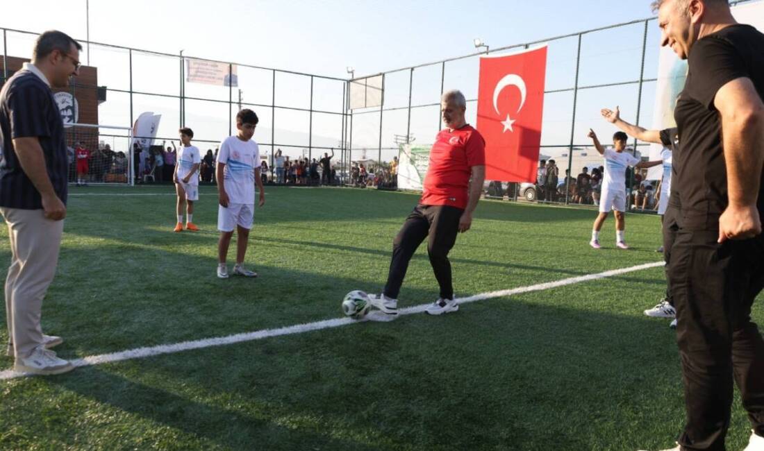 Hatay Büyükşehir Belediyesinin tamamladığı yeni halı sahalar, düzenlenen futbol turnuvasıyla